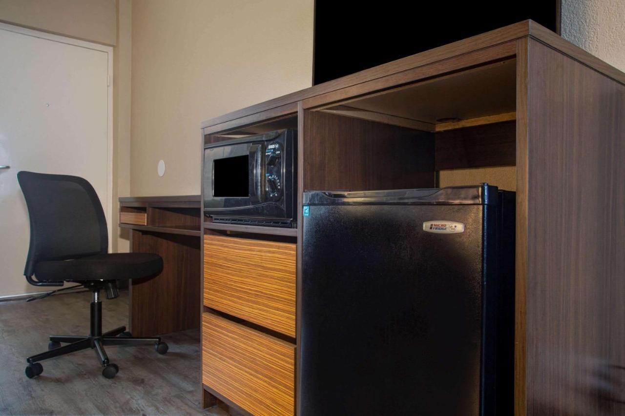 Hotel Super 8 By Wyndham Mobile I-65 Esterno foto